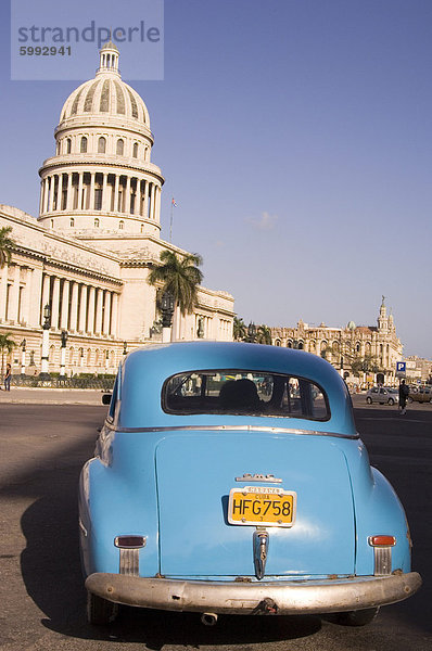 Ein altes amerikanisches Auto vor dem Capitolio in zentralen Havanna  Kuba  Westindische Inseln  Mittelamerika
