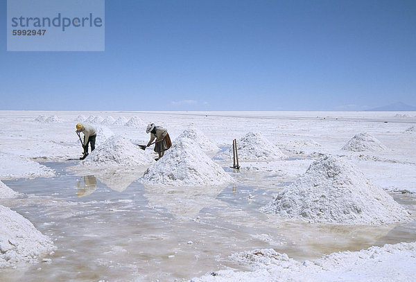 Hand-Arbeit in Colchani Salz Salinen  Salar de Uyuni  flache  Southwest Highlands  Bolivien  Südamerika