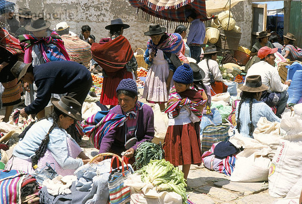 Sonntagsmarkt in Tarabuco  in der Nähe von Sucre  Bolivien  Südamerika