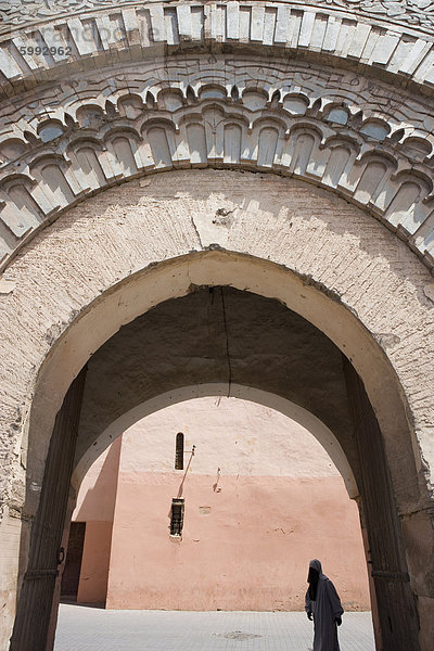 Einsame Frau in traditioneller Kleidung  Bab Agnaou  Marrakesch  Marokko  Nordafrika  Afrika