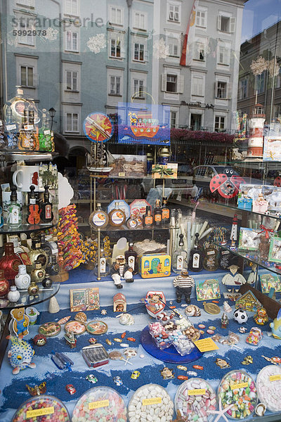 Süßigkeiten und Souvenirs in Geschäft Fenster  Salzburg  Österreich  Europa