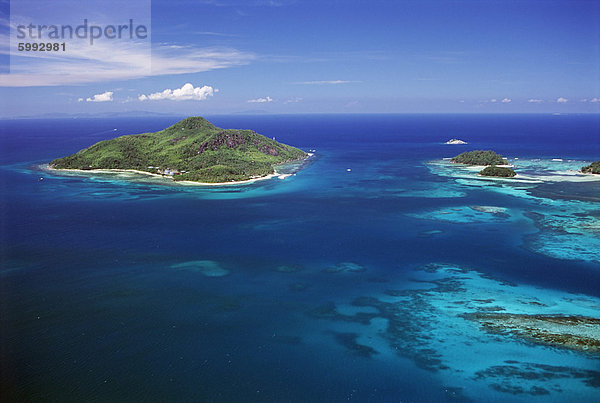 Luftbild von Ile Sainte Anne (St. Anne Insel) im blauen Meer  Nordostküste  Insel Mahe  Seychellen  Indischer Ozean  Afrika