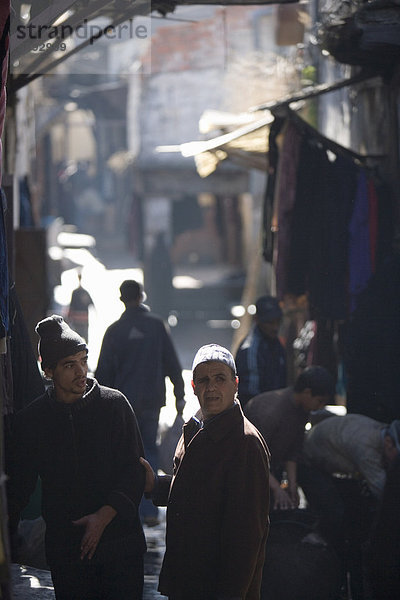 Lokale Marokkaner in Souk  Medina  Fez  Marokko  Nordafrika  Afrika