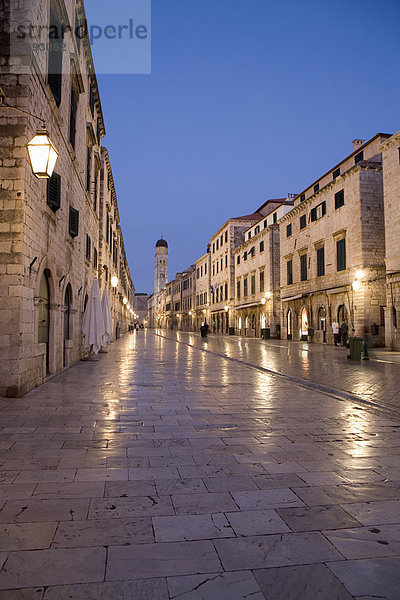 Am frühen Morgen Blick entlang Stradun Street  Turm der Kirche von St. Saviour  Dubrovnik Altstadt  UNESCO Weltkulturerbe  Dalmatien  Kroatien  Europa