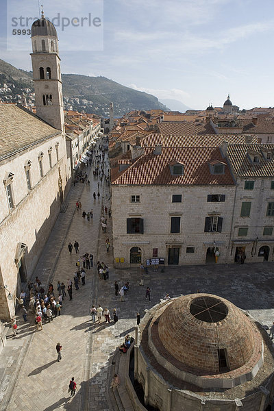 Der große Brunnen des Onofro und der Ansicht Straße Stradun  Turm der Kirche von St. Saviour  Dubrovnik Altstadt  UNESCO Weltkulturerbe  Dalmatien  Kroatien  Europa