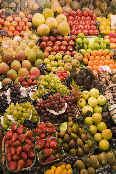 Obst und Gemüse-Display  Mercat de La Boqueria  Markt  Barcelona  Katalonien  Spanien  Europa
