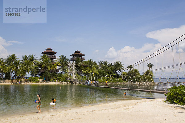 Palawan Beach  Aussichtstürme auf kleine Insel  der südlichste Punkt des kontinentalen Asiens und Seil Aussetzung Fußgängerbrücke über Meer Lagune  Sentosa Island  Singapur  Südostasien  Asien