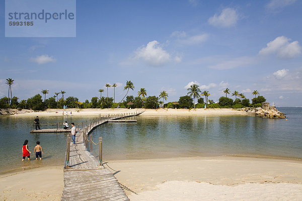 Tropische Siloso-Strand  Meer Lagune und Holzbrücke verbindet kleine Insel am westlichen Ende des südlichen Küste  Sentosa Island  Singapur  Südostasien  Asien