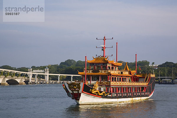 Alten chinesischen Dschunke zum touristischen Hafen wie Informationsschalter Boot Kreuzfahrt  mit Brücke und neue Monorail auf Sentosa Island jenseits  Keppel Kanal  Singapur  Südostasien  Asien