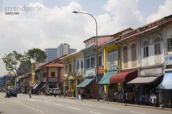 Bunte alte Ladenhäuser in Serangoon Road  kommerzielle Hauptdurchgangsstraße in Little India  Singapur  Südostasien  Asien