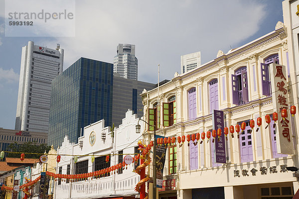 Alte traditionelle Ladenhäuser dekoriert mit Laternen für Vesak-fest  in der South Bridge Road mit modernen Wolkenkratzern hoch hinaus  Chinatown  Outram  Singapur  Südostasien  Asien