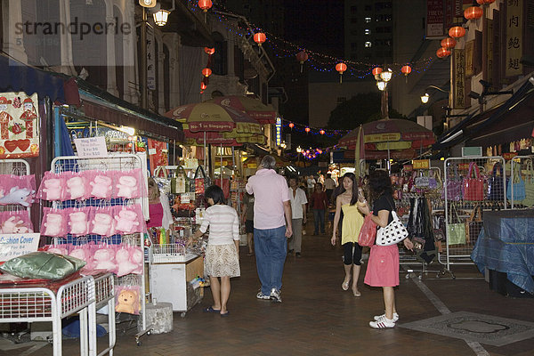 Pagode Street Ladenhäuser Ständen verkaufende chinesische waren bei Nacht  eine beliebte Einkaufsmeile für einheimische und Touristen  Chinatown  Outram  Singapur  Südostasien  Asien