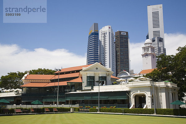 Padang Cricket Ground Clubhaus erbaut 1884 und modernen Wolkenkratzern der Raffles Place in der Innenstadt von Central Business District  Singapur  Südostasien  Asien