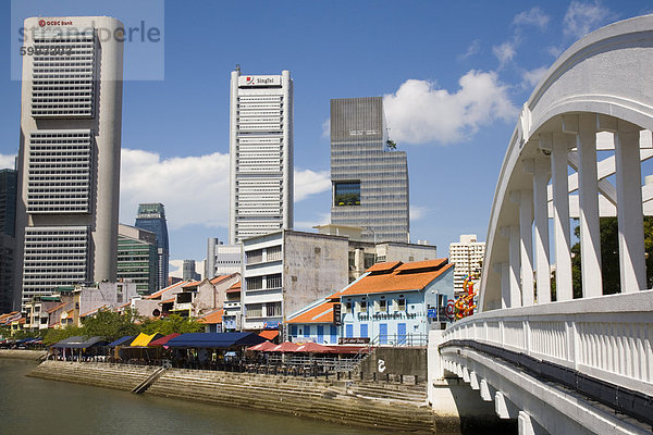 Elgin Brücke über Fluss  Bars und Restaurants in historischen Shophouse Gebäuden im Landschaftsschutzgebiet von Boat Quay  mit Central Business District Wolkenkratzern jenseits  Singapur  Südostasien  Asien