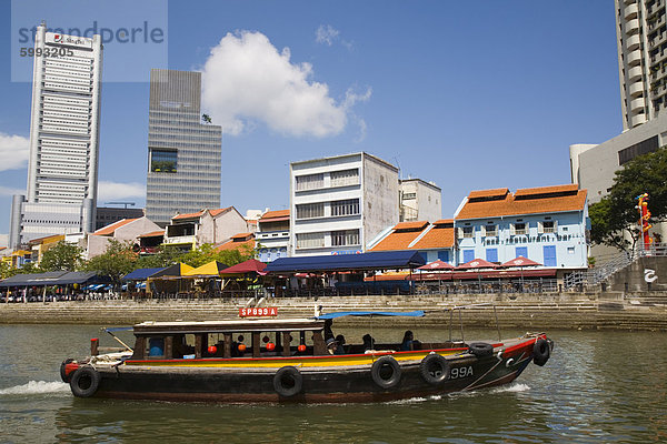 Bumboats River Taxi übergeben von Bars und Restaurants in historischen Shophouse Gebäuden im Boat Quay Landschaftsschutzgebiet am Südufer  Zentralbereich  Singapur  Südostasien  Asien