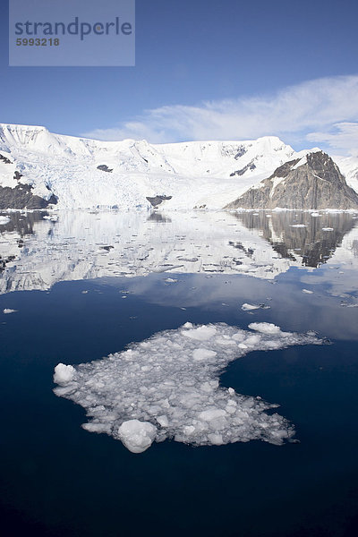 Eis im Hafen von Neko mit Gletscher und schneebedeckte Berge  Antarktische Halbinsel  Antarktis  Polarregionen