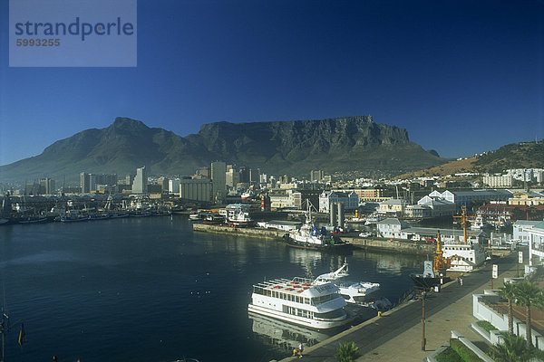 Ein Blick auf Victoria & Alfred Waterfront mit Tafelberg hinter  Kapstadt  Südafrika  Afrika