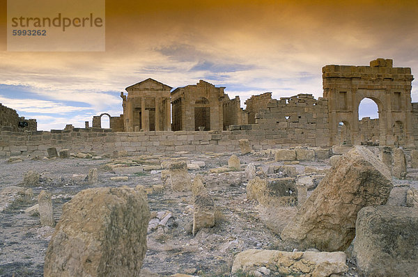 Capitol mit drei separaten Tempel  das Jupiter  Minerva und Juno  archäologische Stätte von Sufetula (Sufetula)  Tunesien  Nordafrika  Afrika