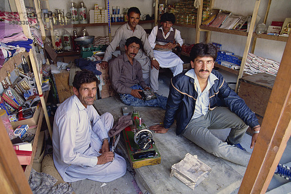 Eine Gruppe von Männern in einer kombinierten Shop und Werkstatt in oberen Hunza im Hunza-Tal  Pakistan  Asien