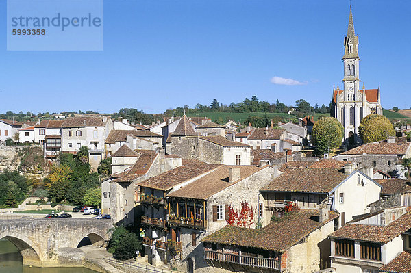 Mittelalterliche Stadt von Nerac  durch den Fluss Baize Lot et Garonne  Aquitaine  Frankreich  Europa