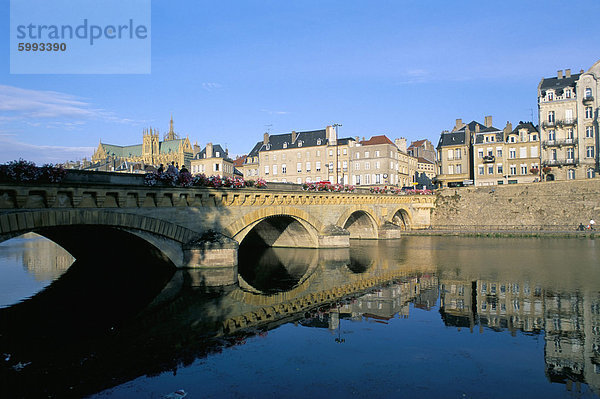 Ufer der Mosel  alte Stadt  Metz  Moselle  Lothringen  Frankreich  Europa