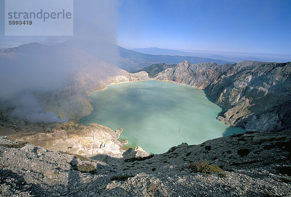 Rauchen Sie prall raus aus Vulkan Schlot  Schwefel-See  Kawah Ijen  Ijen Plateau  Insel Java  Indonesien  Südostasien  Asien