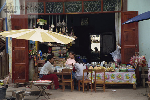 Menschen sitzen vor Restaurant  Luang Prabang  Laos  Indochina  Südostasien  Asien