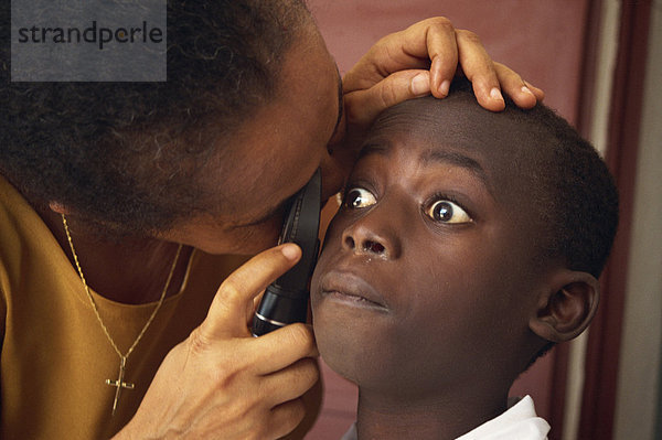 Arzt überprüfen des jungen Augen  Gambia  Westafrika  Afrika