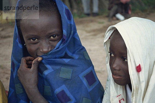 Kopf und Schultern Porträt zweier junger gambischer Kinder  ein Blick in die Kamera  Gambia  Westafrika  Afrika