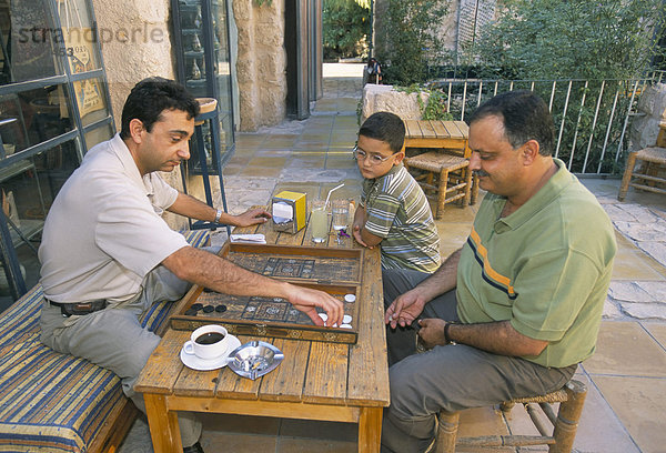Männer spielen Backgammon  Madaba  Jordanien  Naher Osten