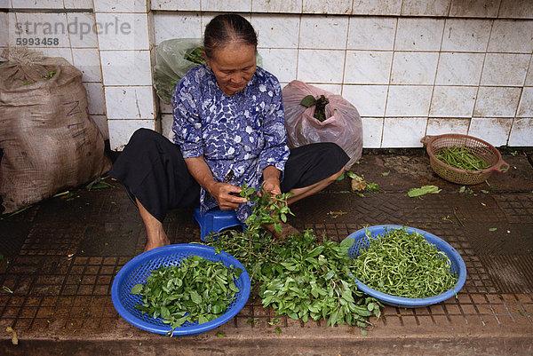 Frau Straßenhändler in Gemüsemarkt in Ho-Chi-Minh-Stadt (Saigon)  Vietnam  Indochina  Südostasien  Asien