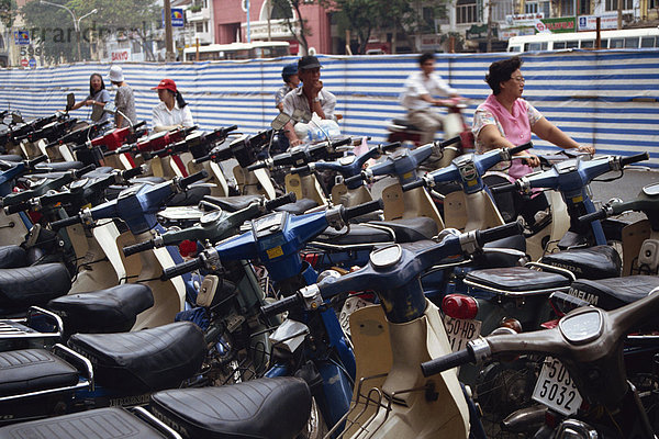 Zeilen der Motorräder geparkt in Ho-Chi-Minh-Stadt (Saigon)  Vietnam  Indochina  Südostasien  Asien