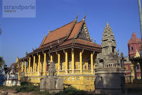 Aussenansicht von der Saravan Pagode  buddhistischer Tempel  auf dem Tonle Sap Fluss in Phnom Penh  Kambodscha  Indochina  Südostasien  Asien