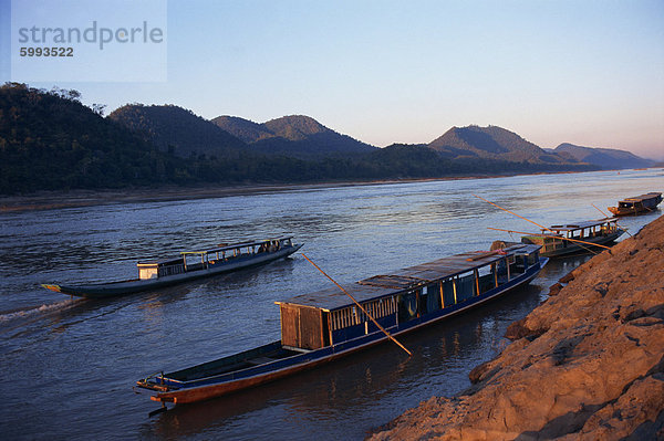 Blick auf den Mekong-Fluss bei Sonnenuntergang  Luang Prabang  Laos  Indochina  Südostasien  Asien