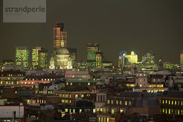Skyline der Stadt beleuchtet in der Nacht  einschließlich St. Paul's Kathedrale  der NatWest Tower und das Lloyds Building  London  England  Vereinigtes Königreich  Europa