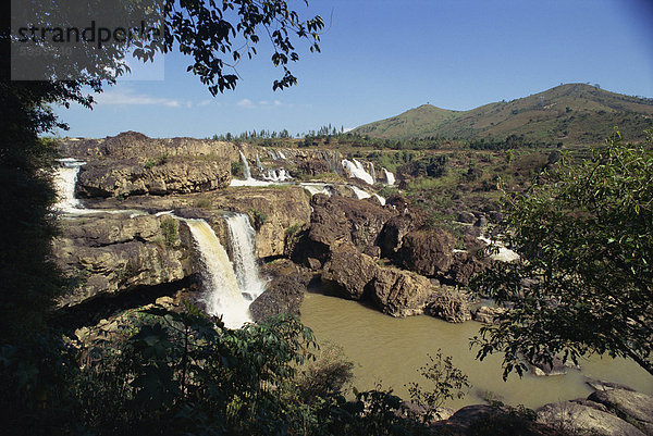 Landschaftsansicht der Lien Khuong Wasserfall und Felsen in Dalat  Vietnam  Indochina  Südostasien  Asien