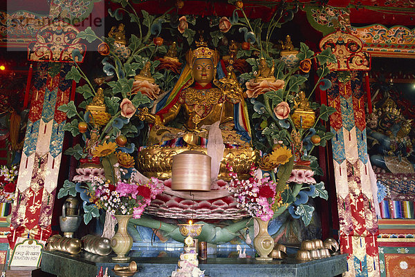 Die Figur des Padmasambava  mit Gummi-Ente  auf dem tibetischen Altar am Parphing  Kathmandu  Nepal  Asien