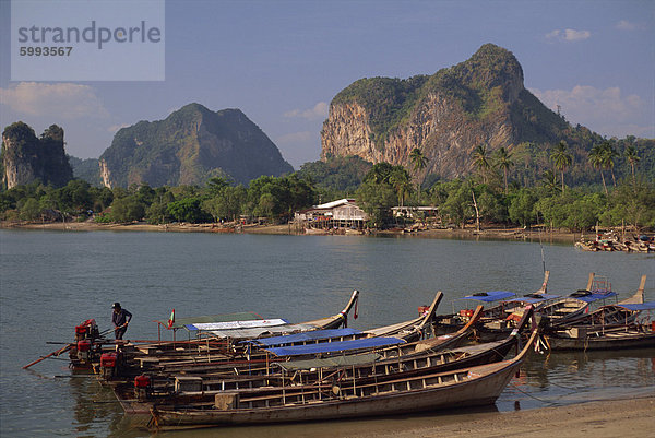 Boote vertäut an der Küste bei Krabi  Thailand  Südostasien  Asien