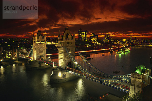 Luftaufnahme über Tower Bridge  London  England  Vereinigtes Königreich  Europa