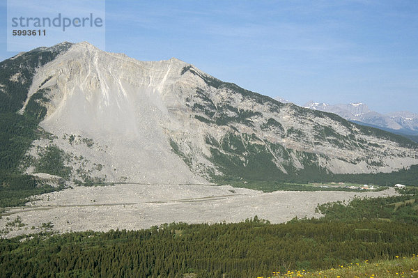 Frank Slide  wo riesige Steinschlag 1903 trat fiel Kalkstein Trümmer 400 m  Alberta  Kanada  Nordamerika