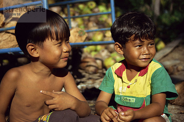 Porträt von zwei Kindern  Koh Samui  Thailand  Südostasien  Asien