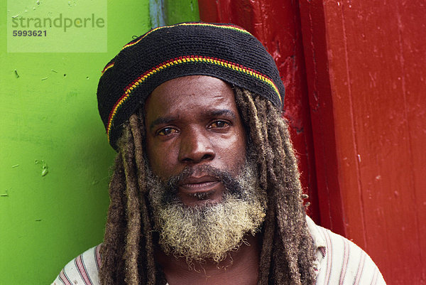 Porträt des Mannes  Dominica  Westindische Inseln  Karibik  Mittelamerika