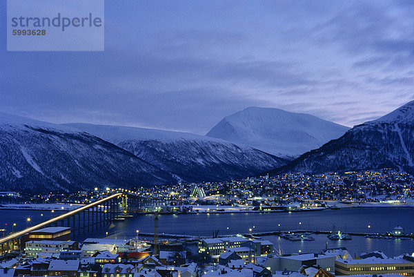 Tromso und seiner Brücke mit dem Festland bei Dämmerung  das arktische Norwegen  Skandinavien  Europa