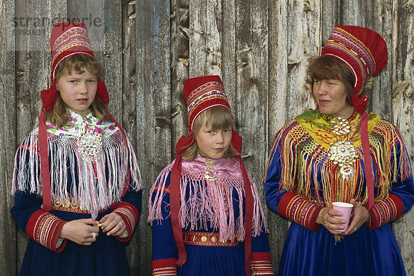 Porträt von Sami Mädchen und Frau  Lappen  in Tracht für indigene Stämme treffen  um Karesuando  Schweden  Skandinavien  Europa