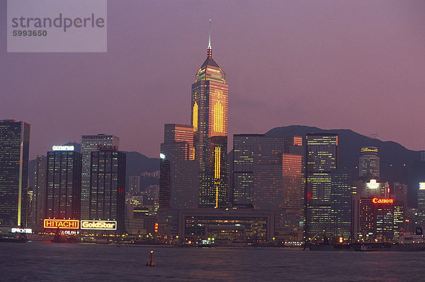 Hong Kong Skyline beleuchtet in der Abenddämmerung  Hong Kong  China  Asien