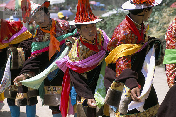 Tibeter gekleidet für religiöse Schamanen Zeremonie  Tongren  Qinghai Provinz  China  Asien
