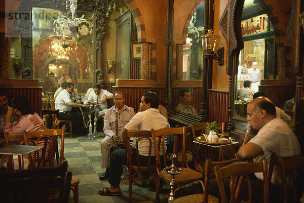 Männer rauchen shisha im Inneren des El Fishawy Kaffeehaus in Khan al-Kalili Bazar in Kairo  Ägypten  Nordafrika  Afrika