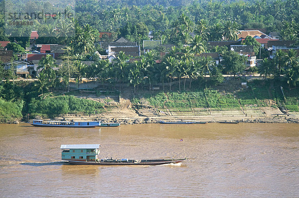 Blick nach Osten  mit Mekong-Fluss-Verkehr und Teil von Luang Prabang  Laos  Indochina  Südostasien  Asien