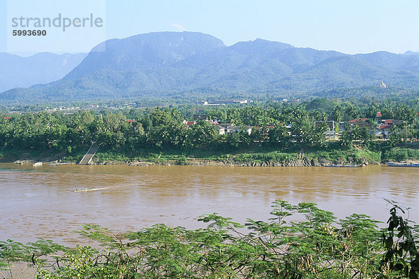 Blick von Osten über den Mekong Fluss  nach Luang Prabang  Laos  Indochina  Südostasien  Asien