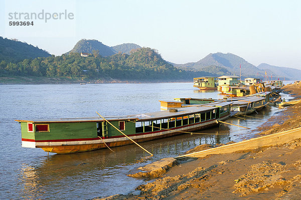 Blick nach Norden über den Mekong River  Ankern Boote bei Luang Prabang  Laos  Indochina  Südostasien  Asien